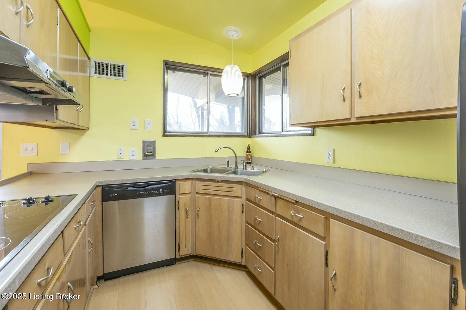 1206 Park Hills Ct