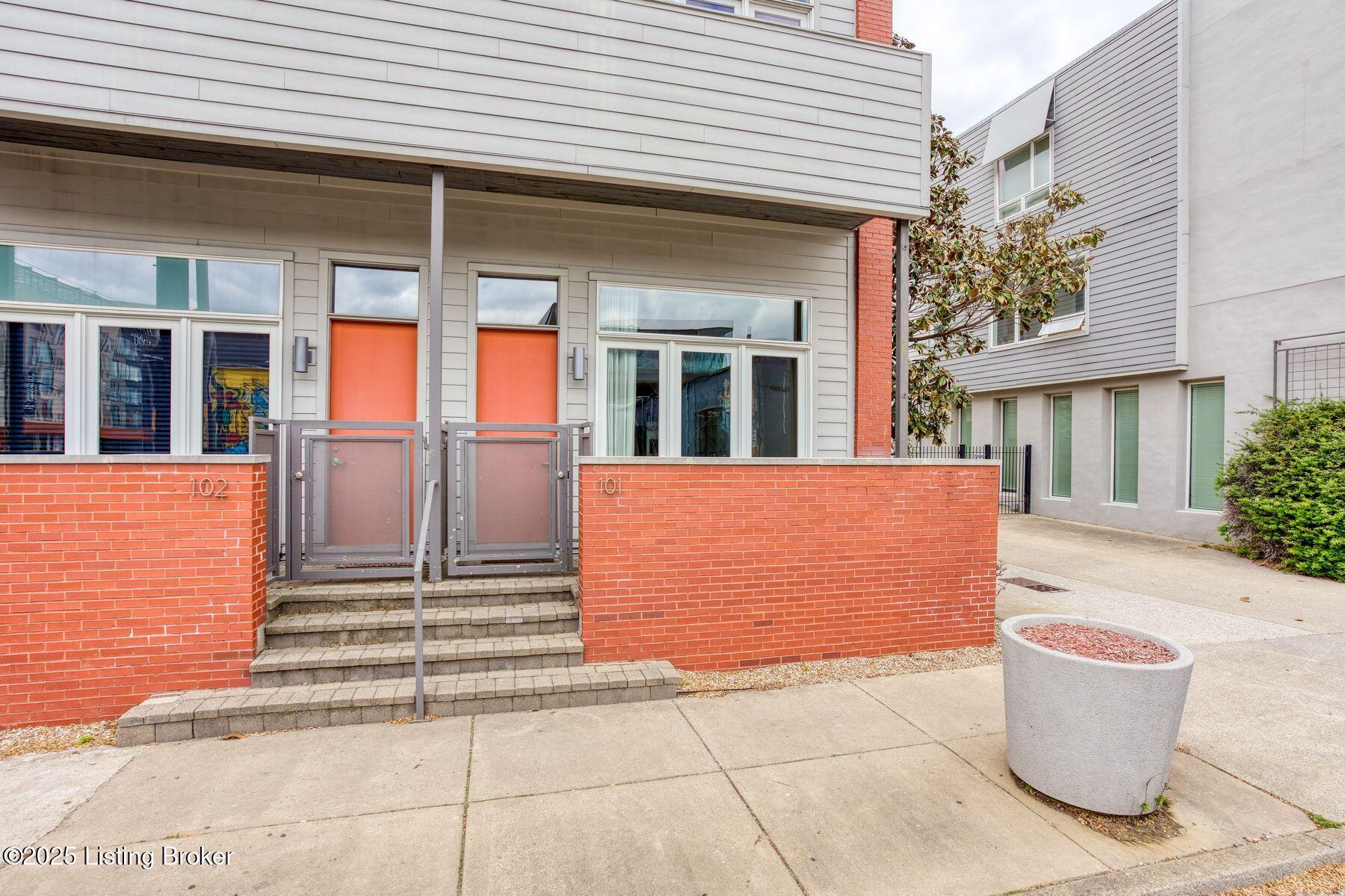 639 E Jefferson St 101