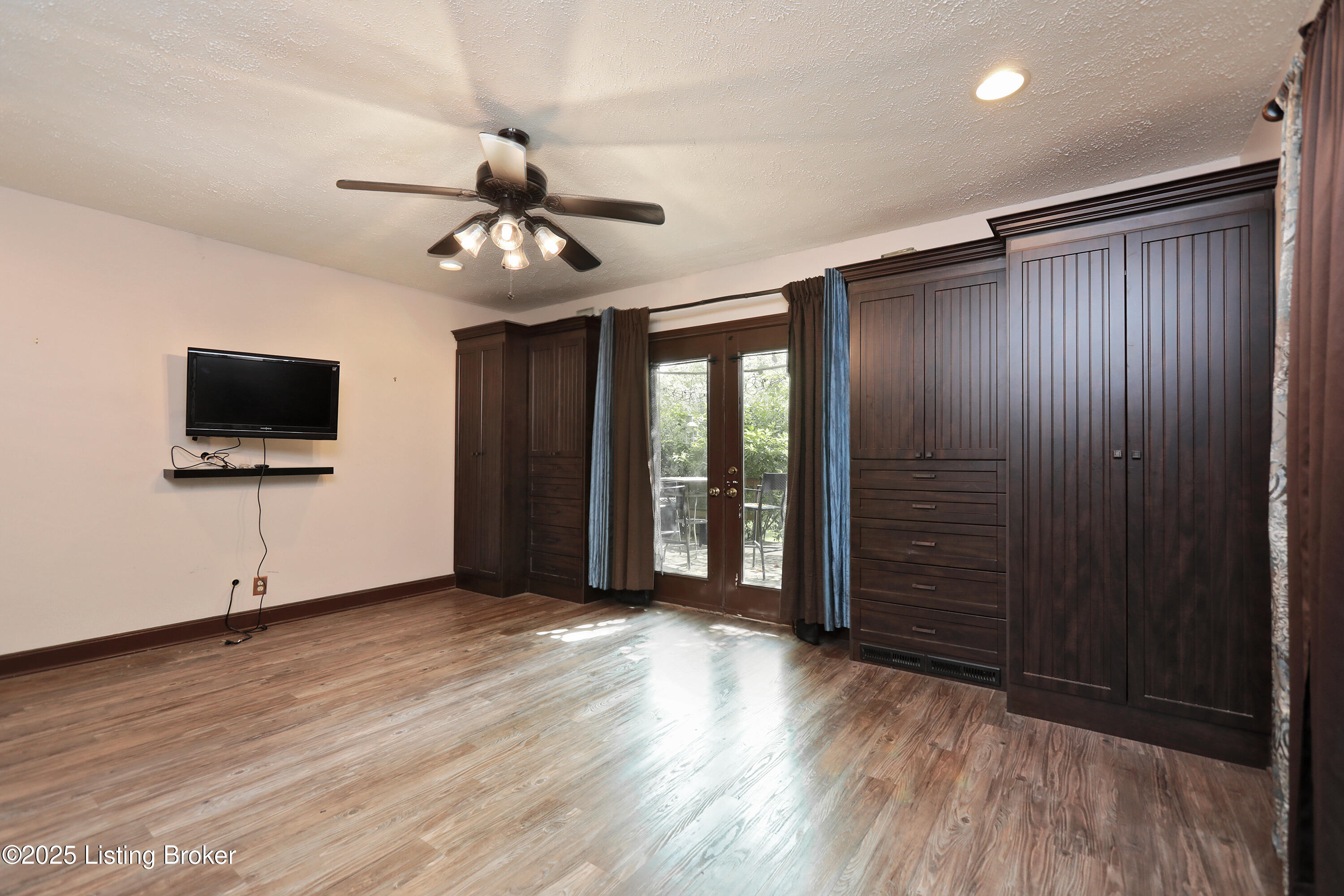 2349 Ingleside Dr