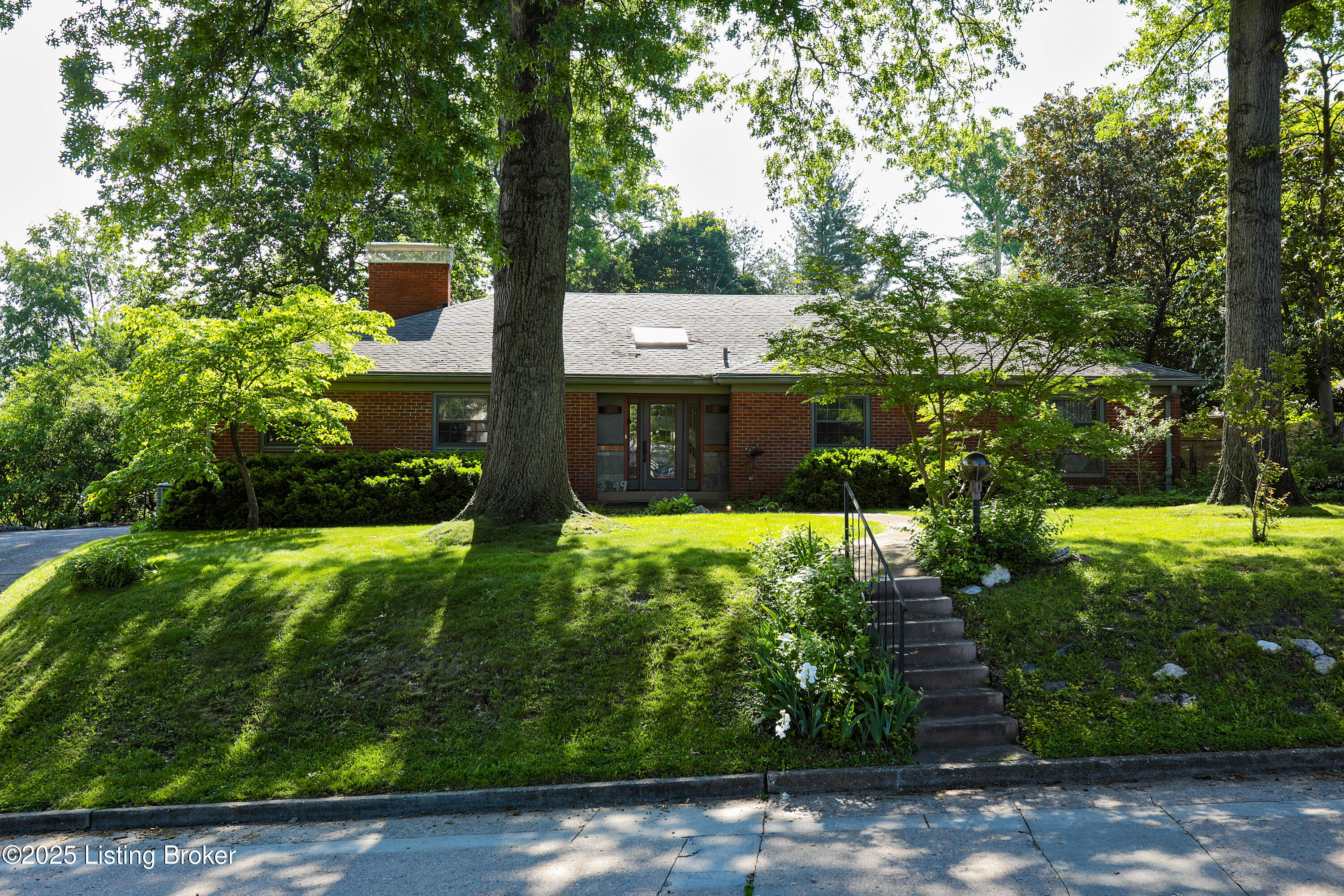 2349 Ingleside Dr