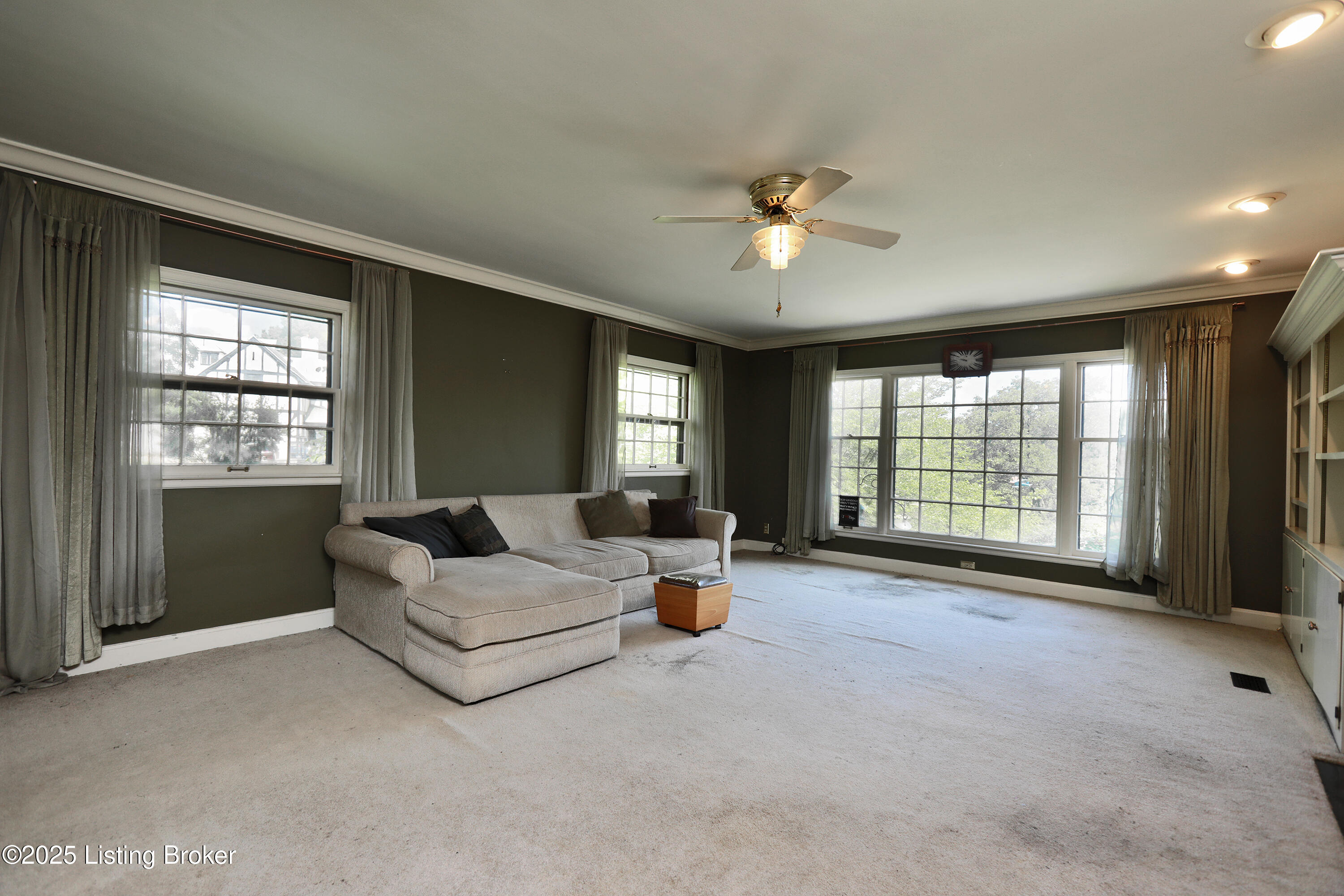 2349 Ingleside Dr