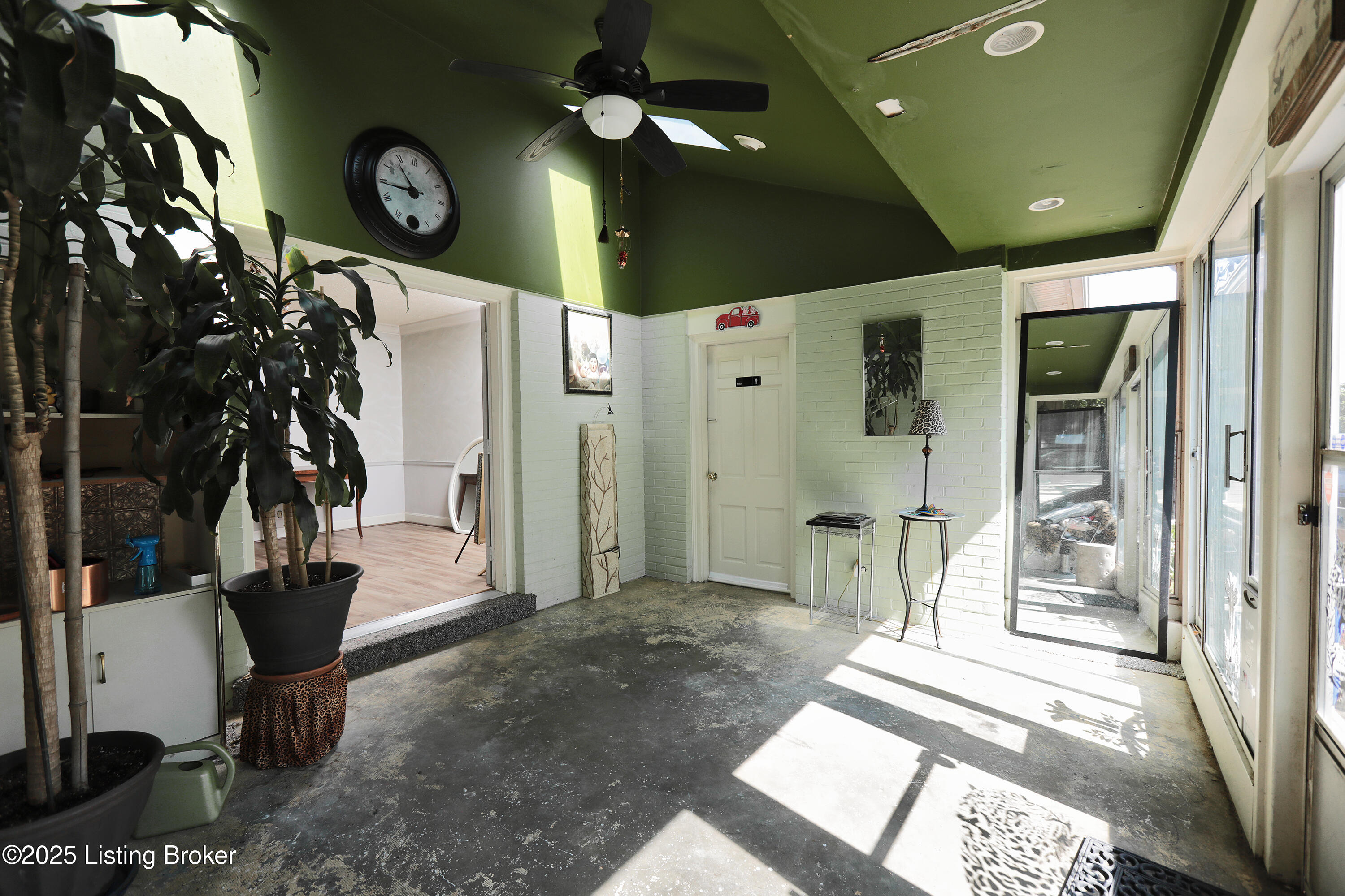2349 Ingleside Dr
