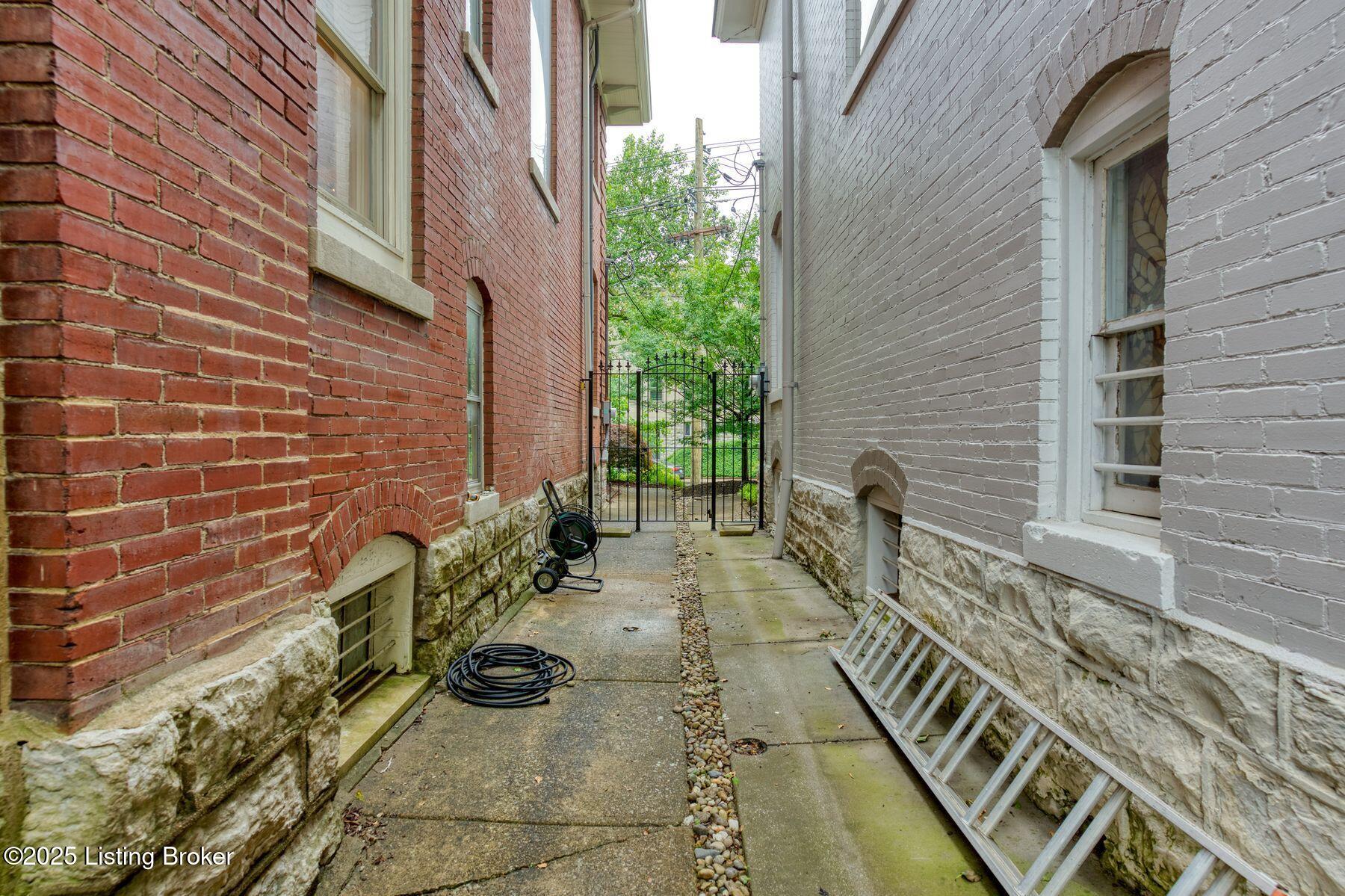 2113 Grinstead Dr