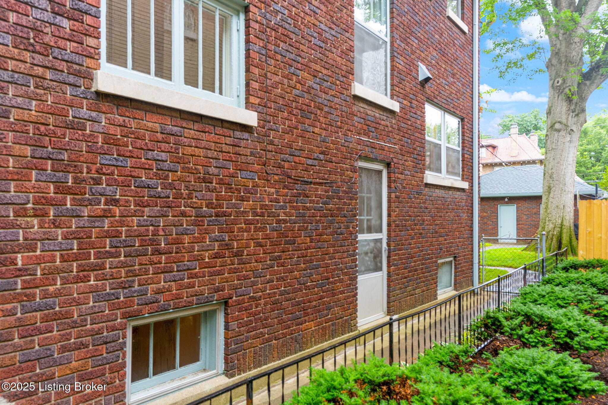 2144 Baringer Ave