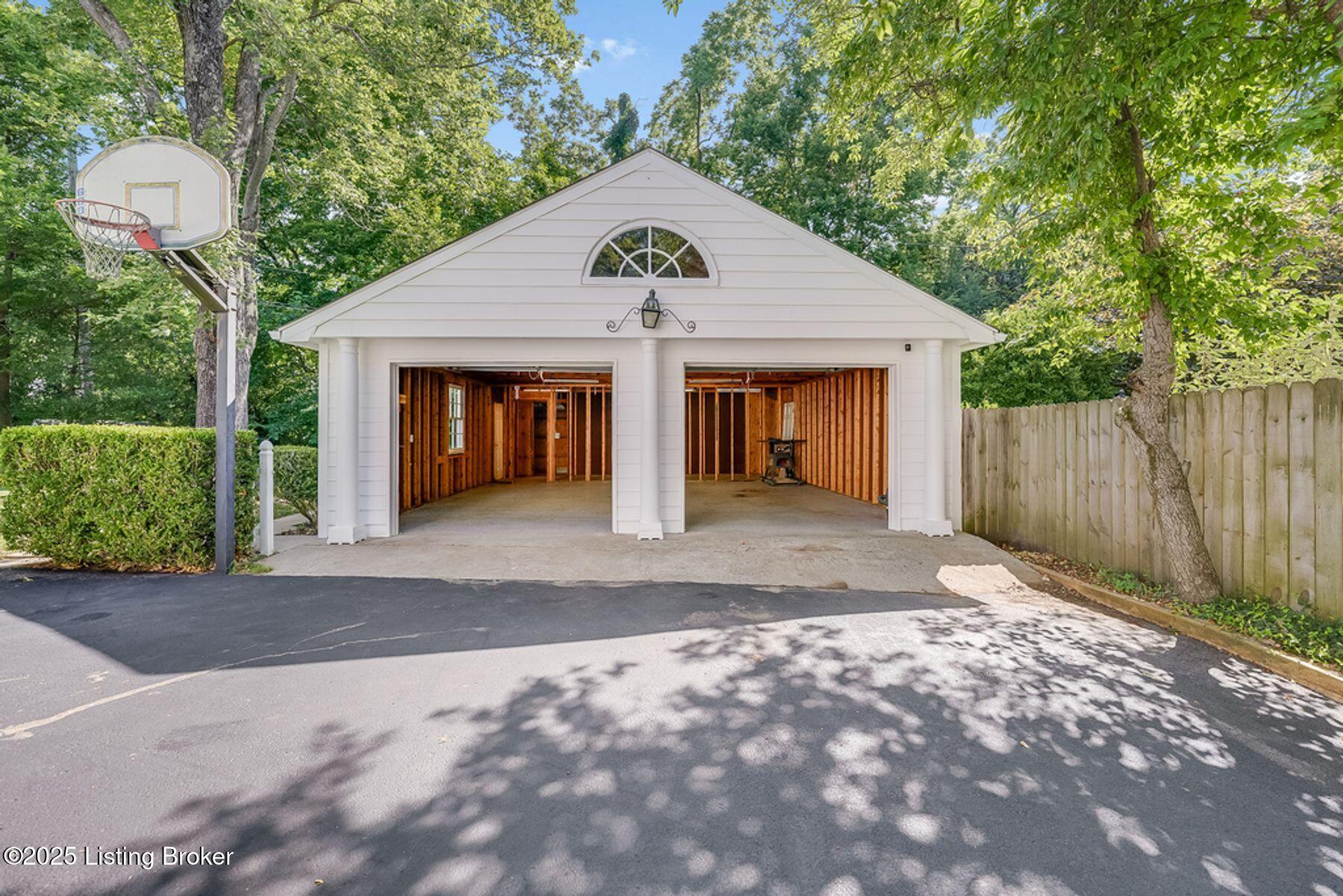 609 Maryhill Ln