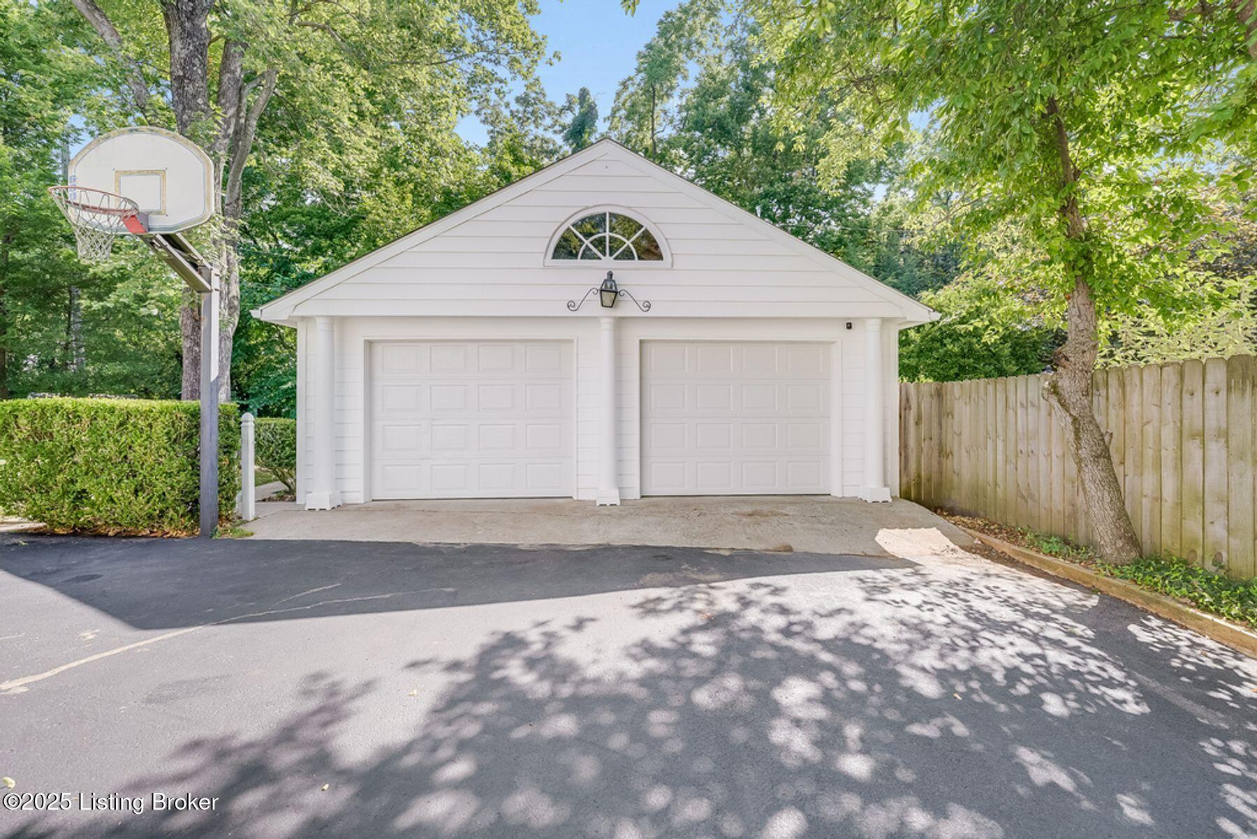 609 Maryhill Ln