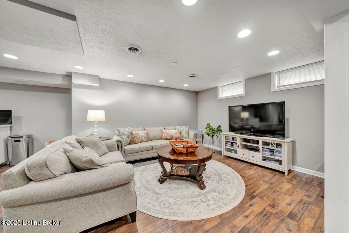 809 Foxfire Dr