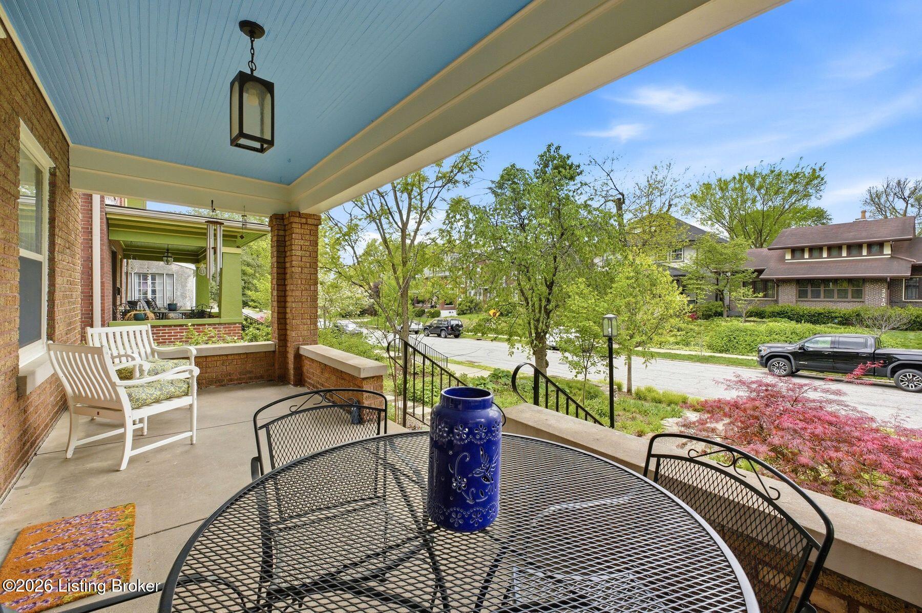 2211 Boulevard Napoleon