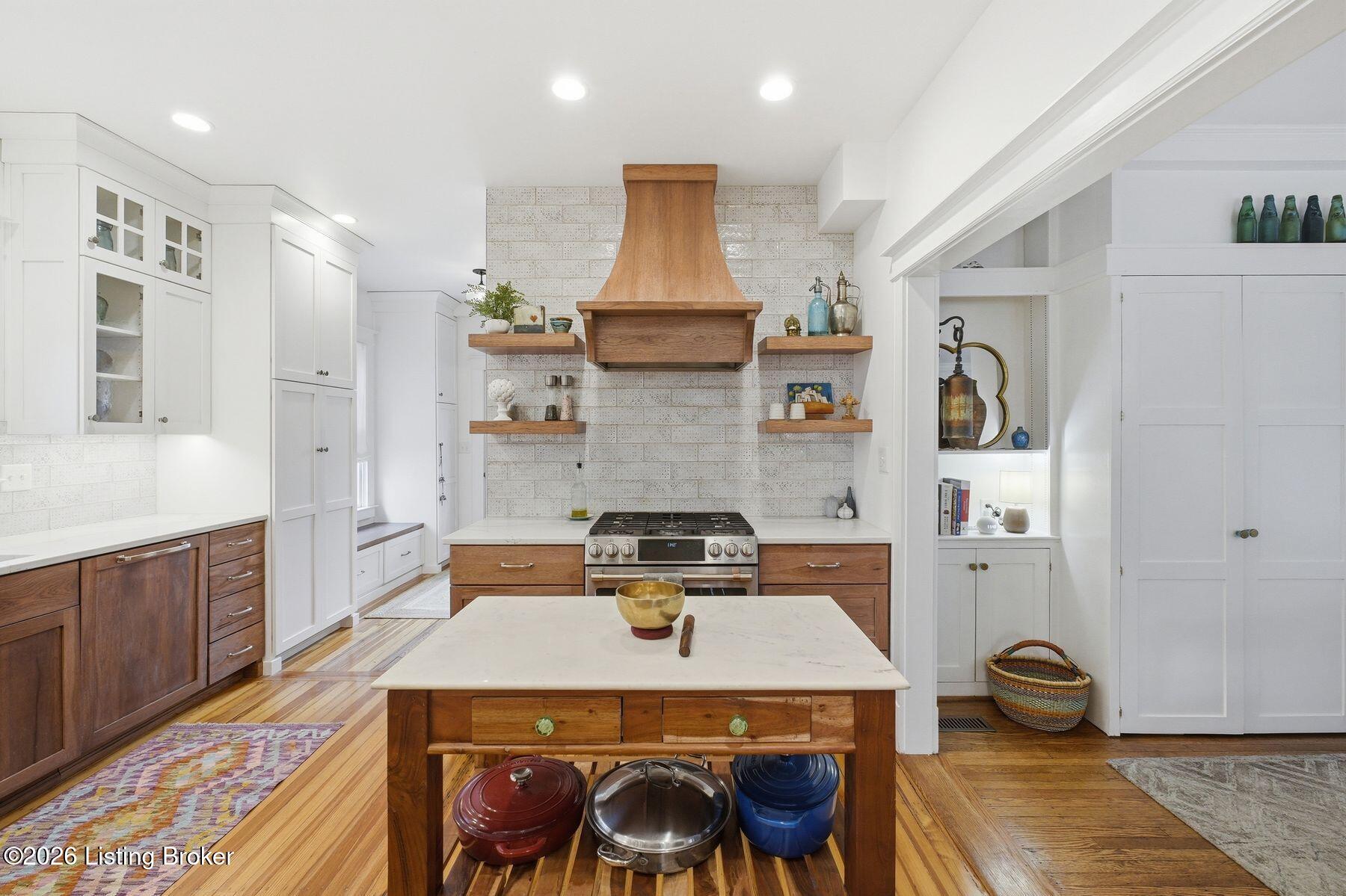 2211 Boulevard Napoleon