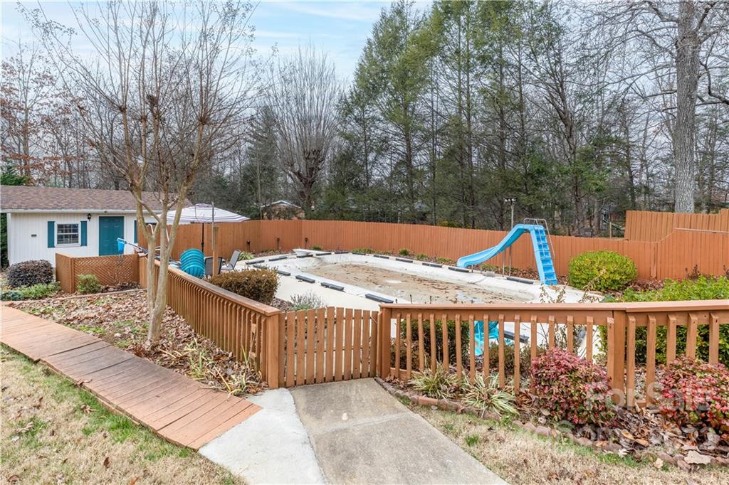 806 Summers Road