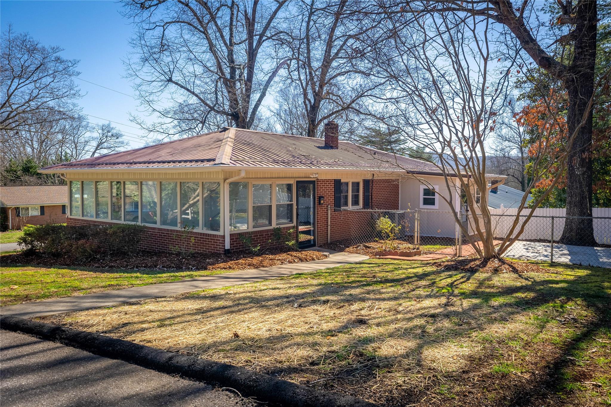 412 Clyde Street NE