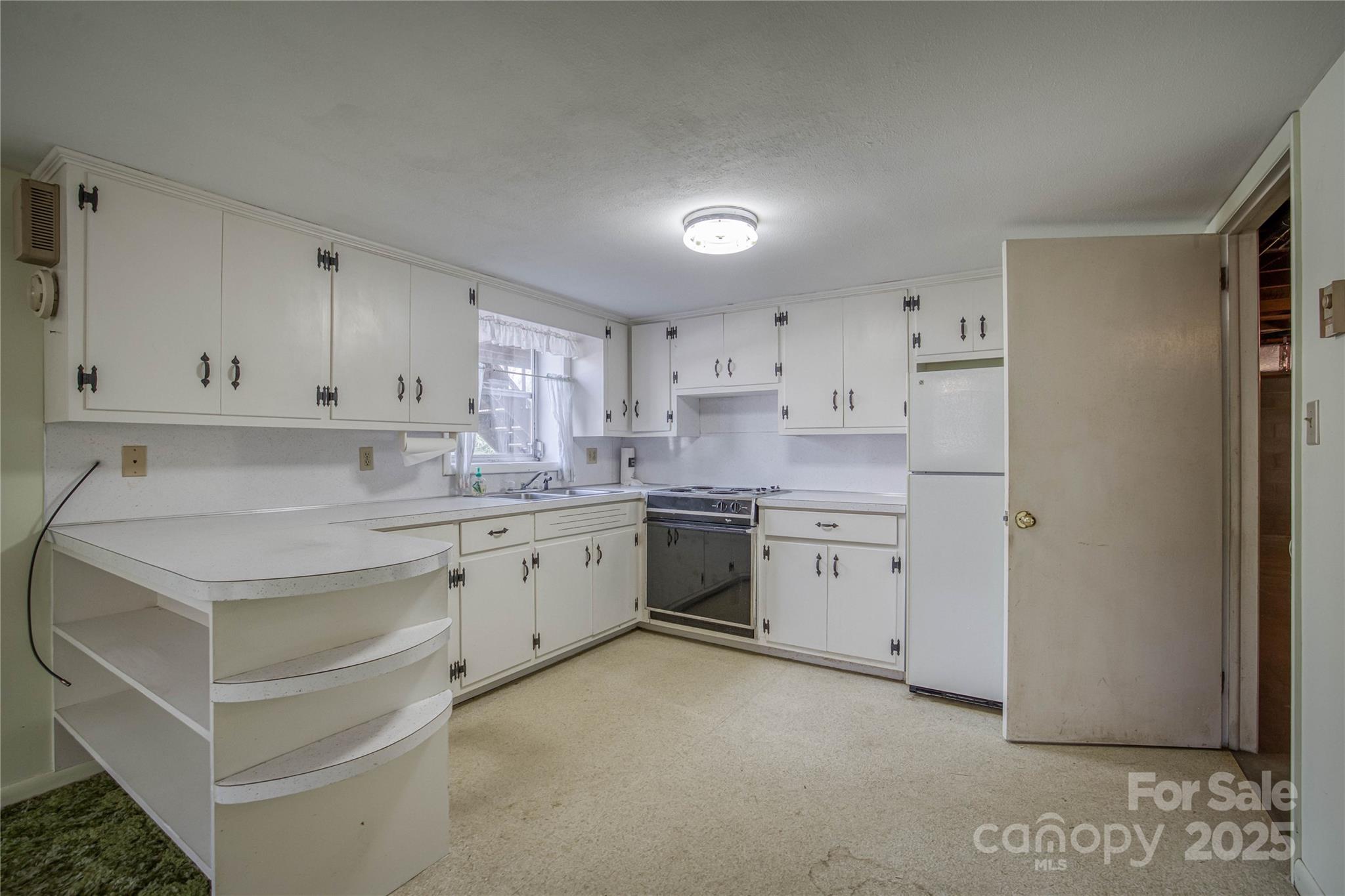 3177 Hollyhill Circle