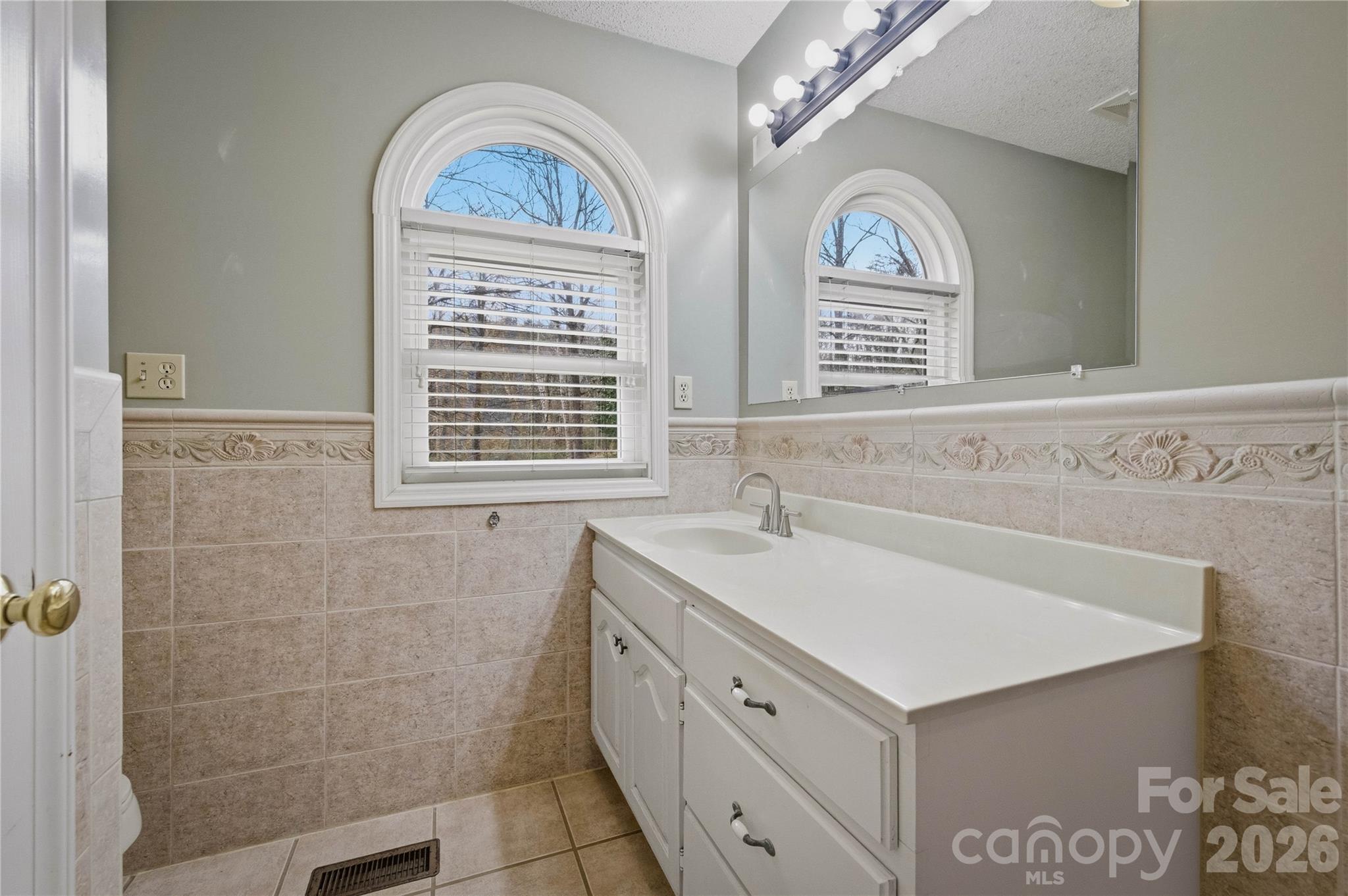 917 Zeline Avenue NE