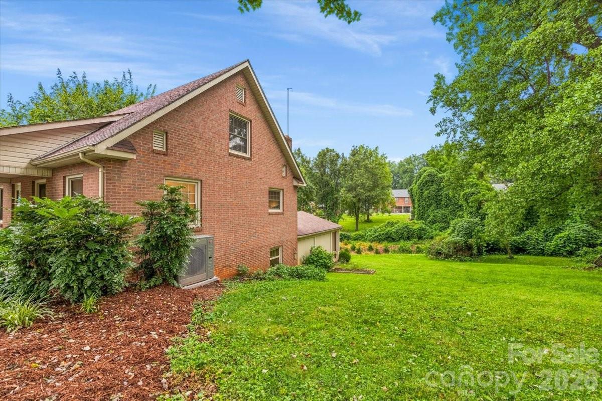 104 Hawthorne Lane