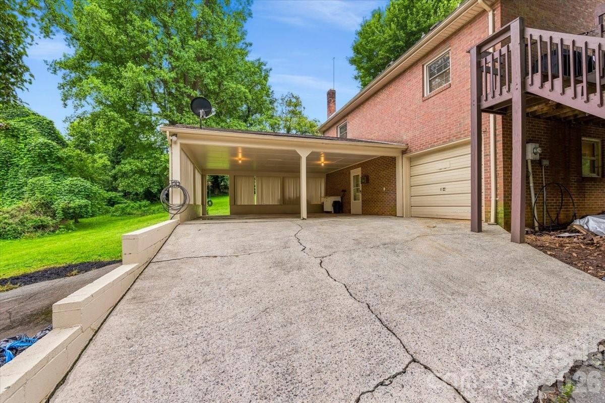 104 Hawthorne Lane