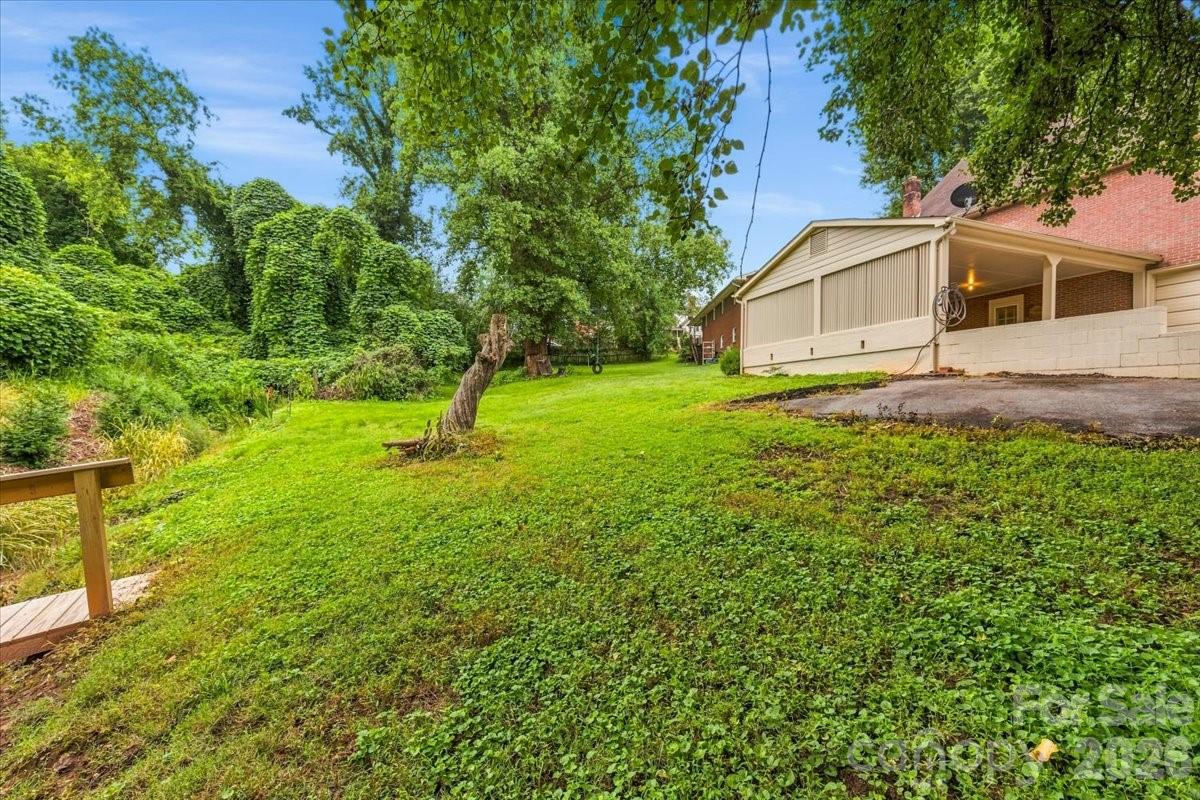 104 Hawthorne Lane