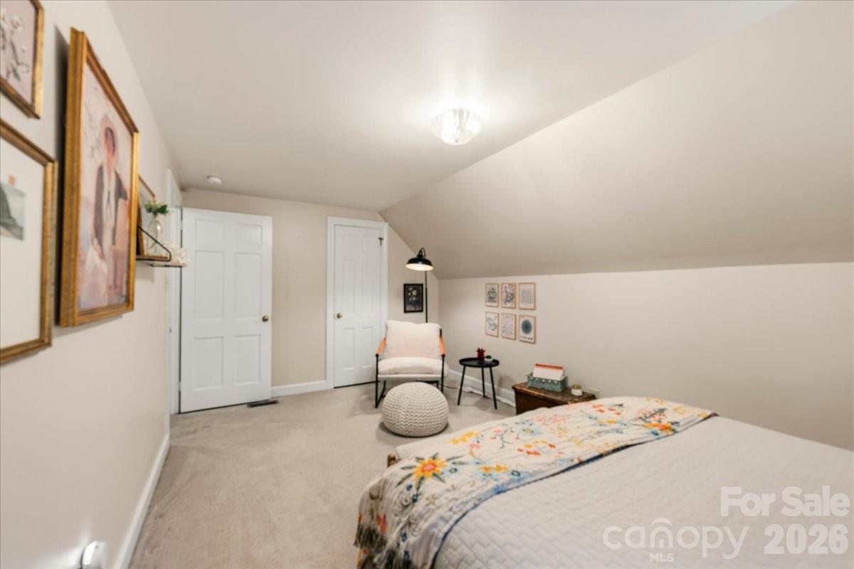 104 Hawthorne Lane