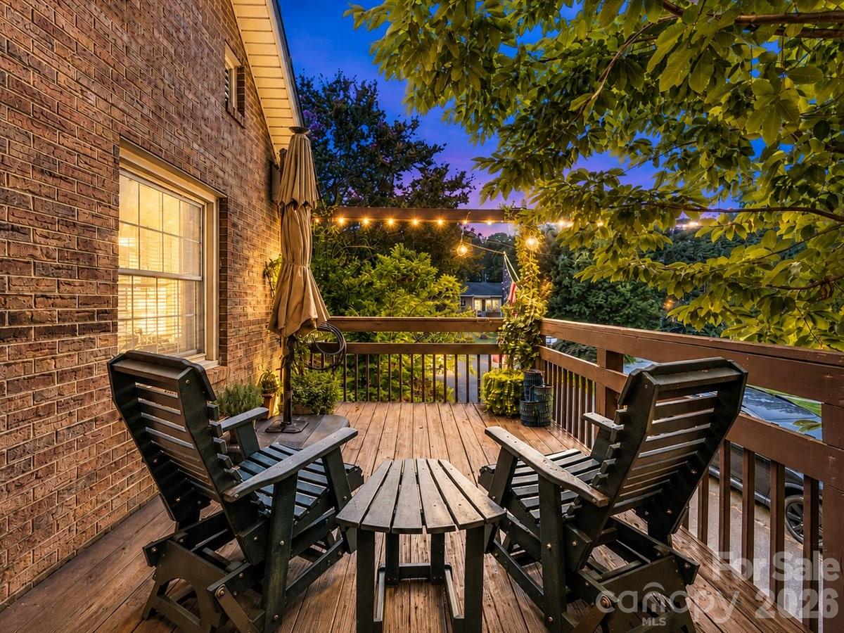 104 Hawthorne Lane