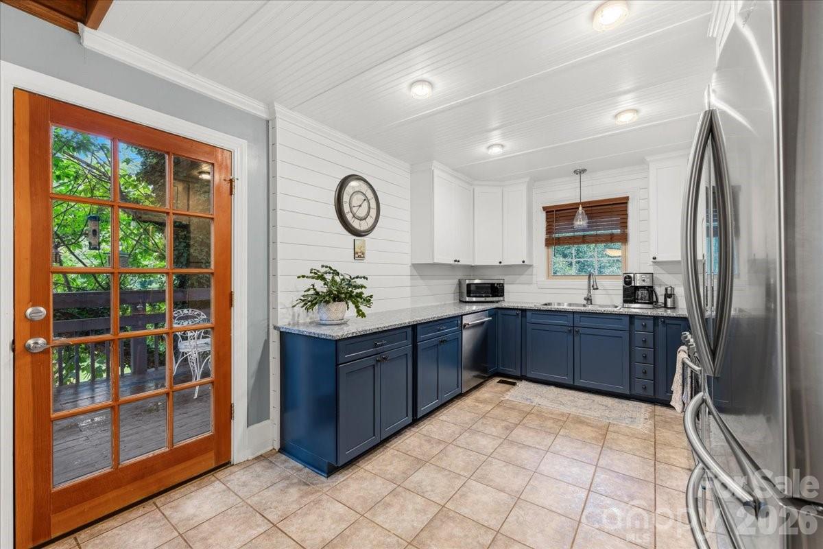 104 Hawthorne Lane