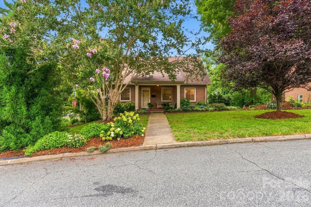104 Hawthorne Lane