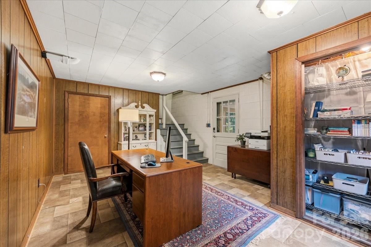104 Hawthorne Lane