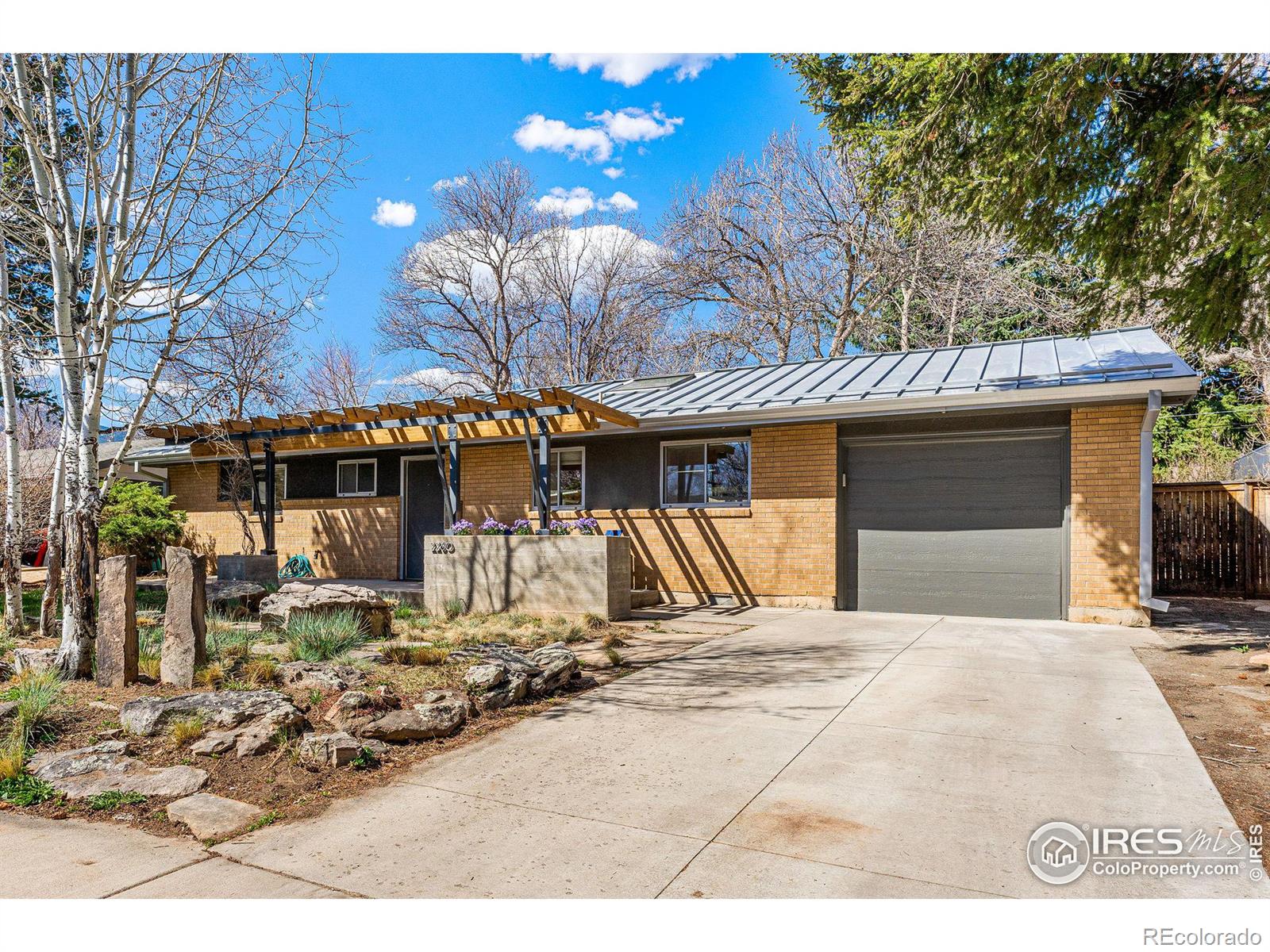 2260 Nicholl Street E