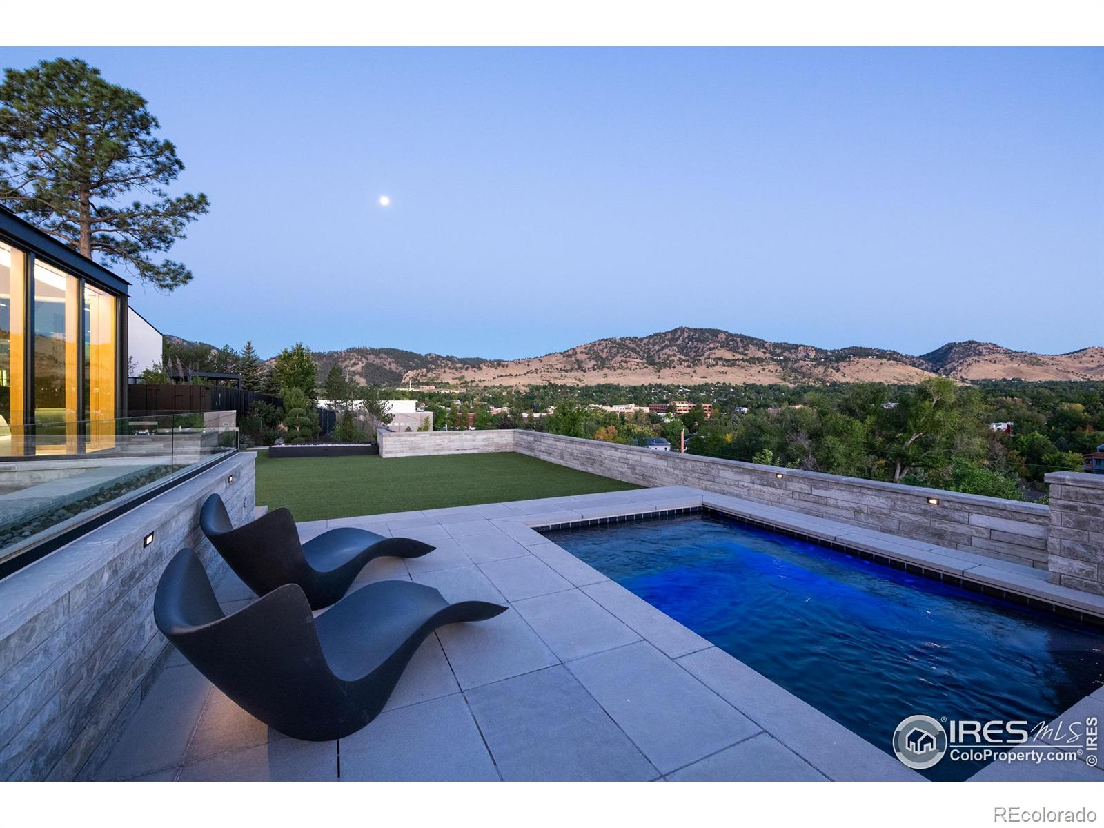 1505 Sunset Boulevard