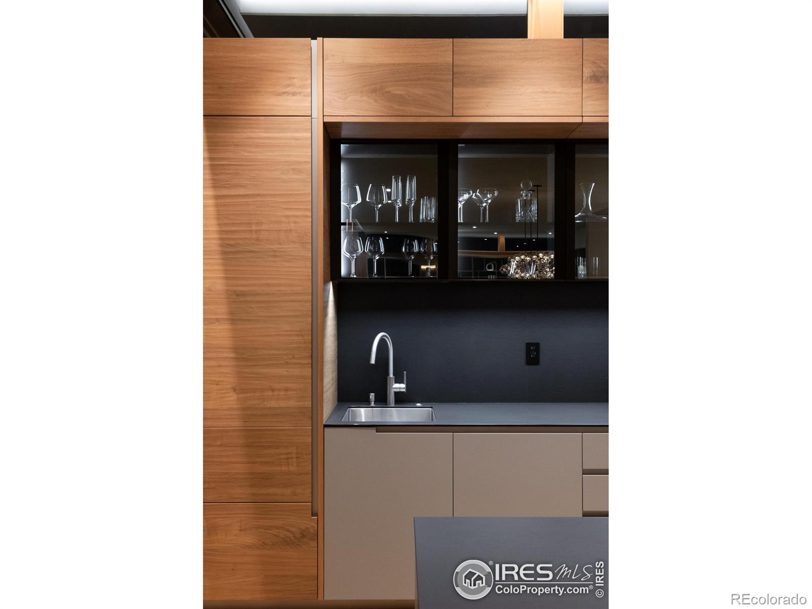 1505 Sunset Boulevard