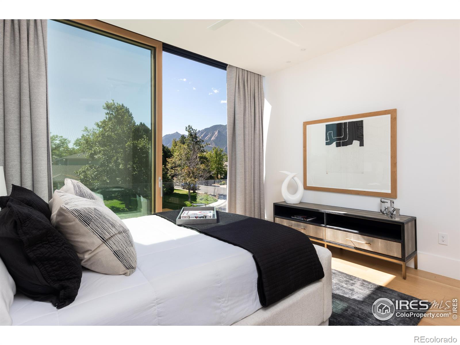 1505 Sunset Boulevard