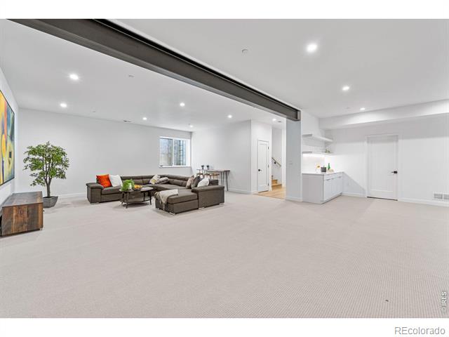 2135 Vine Avenue