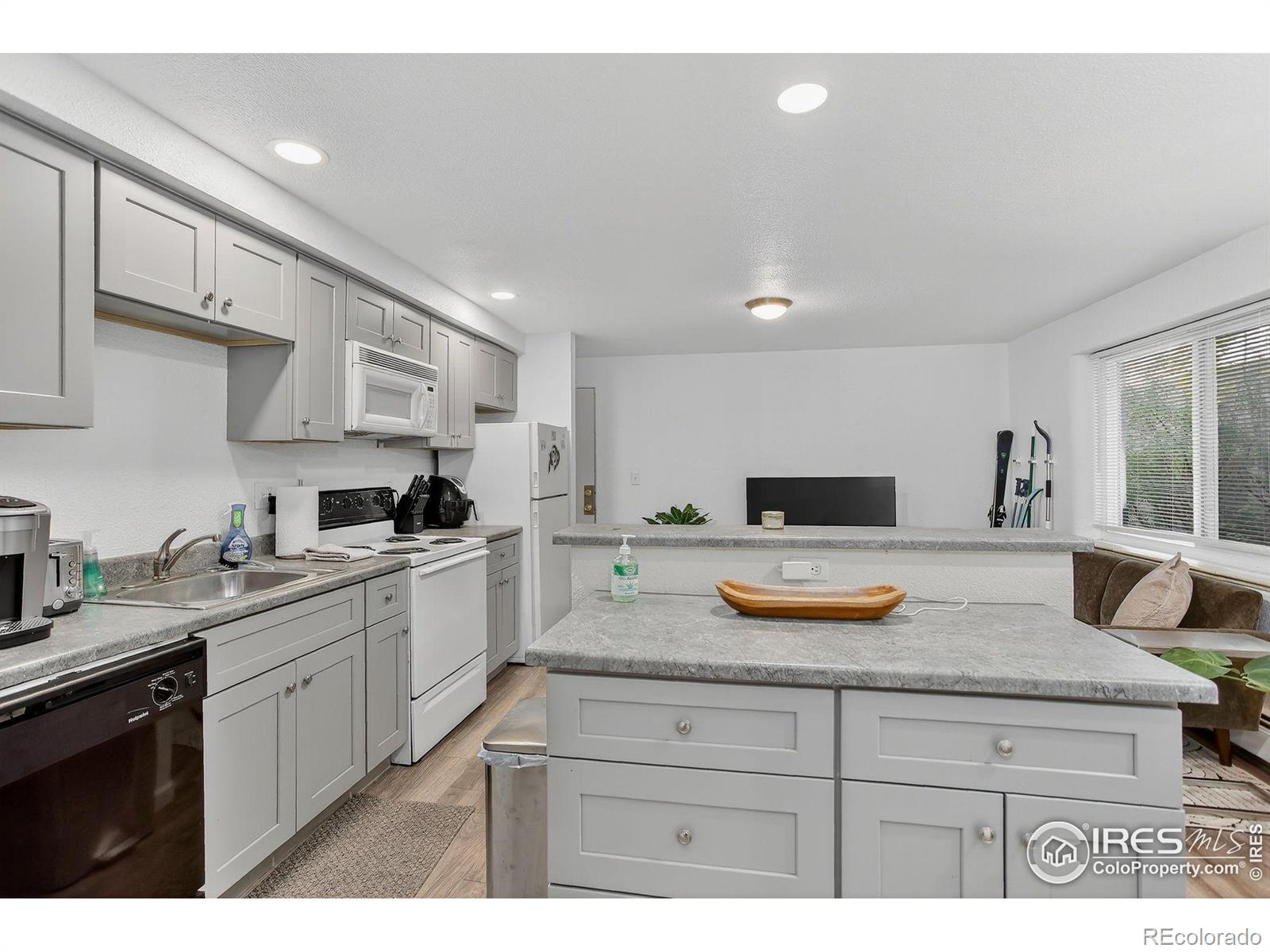 961 16th Street Unit: 2
