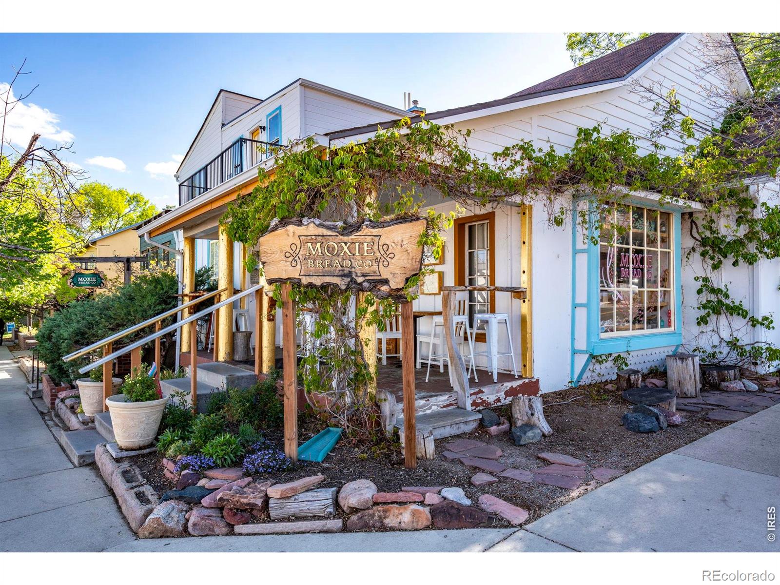 209 W Sycamore Lane