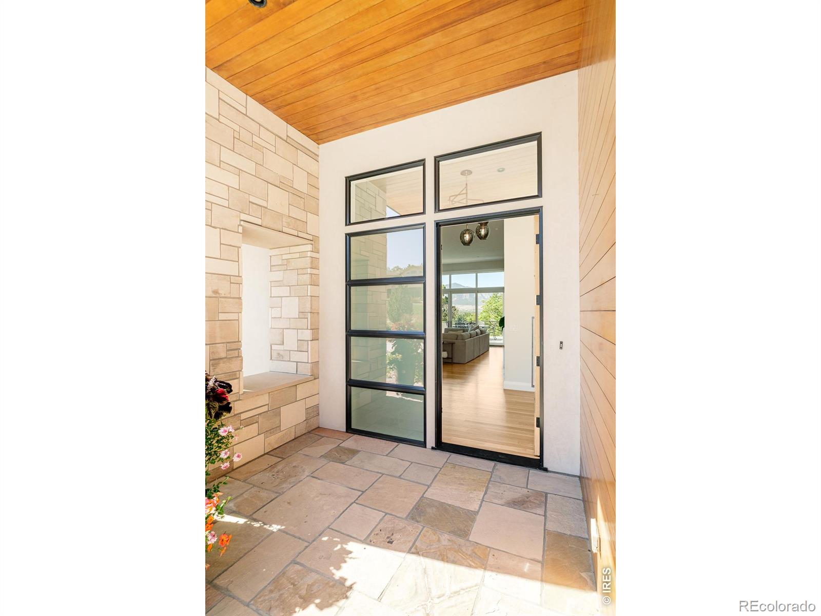 975 Westview Drive