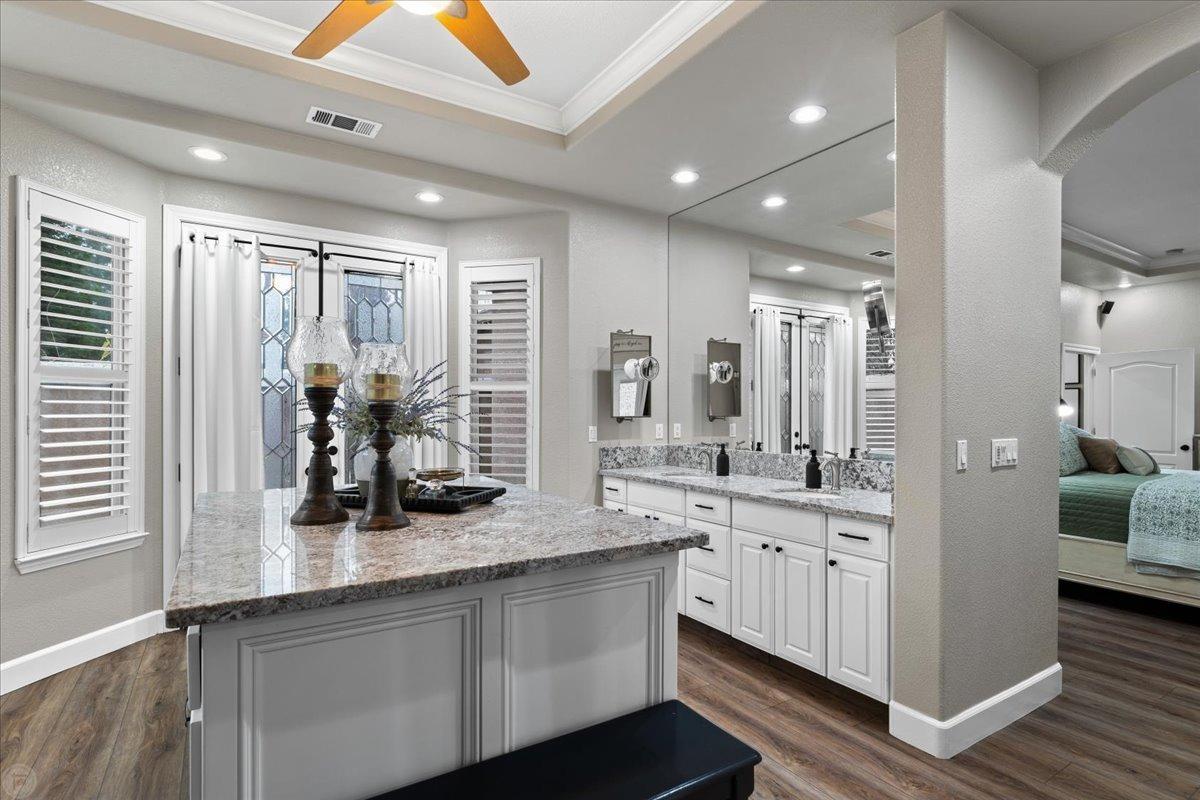5220 Queen Elizabeth Drive