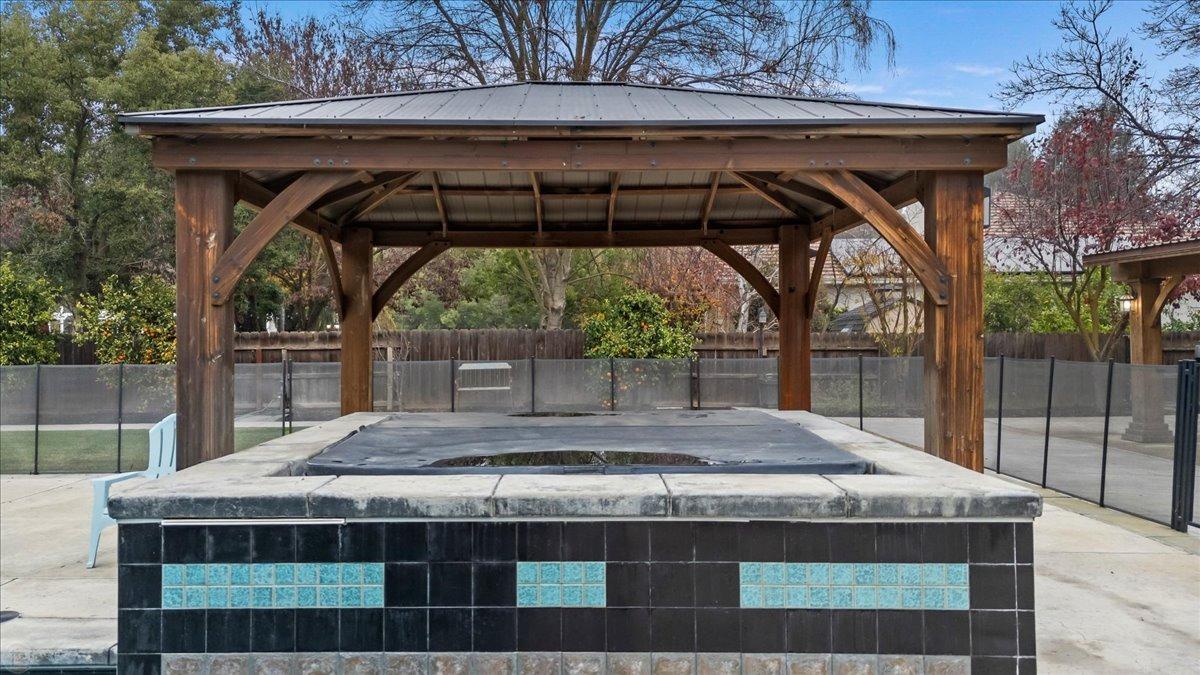 5220 Queen Elizabeth Drive