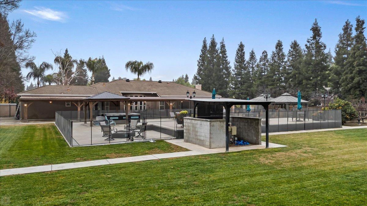 5220 Queen Elizabeth Drive