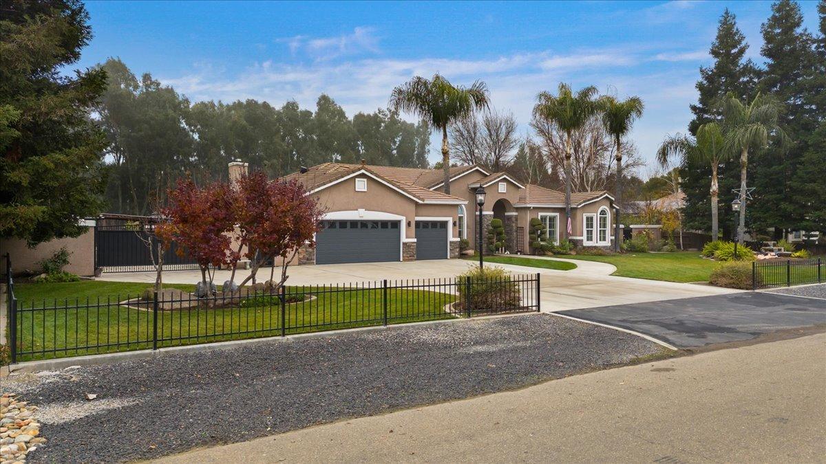 5220 Queen Elizabeth Drive