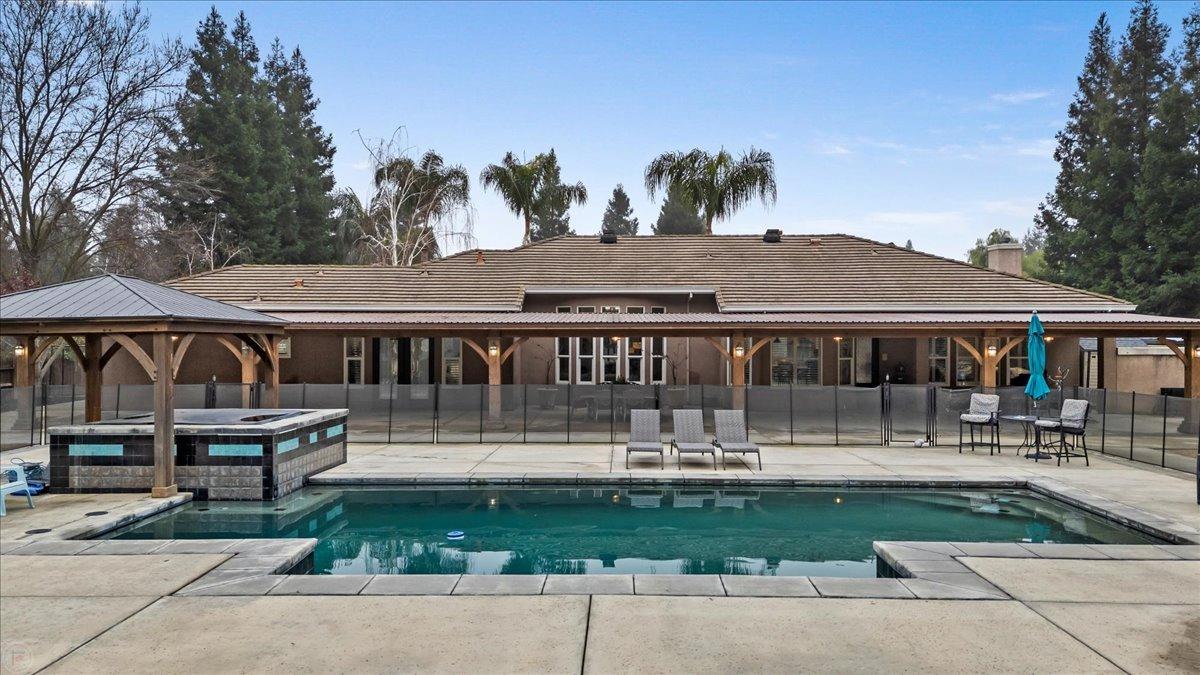 5220 Queen Elizabeth Drive