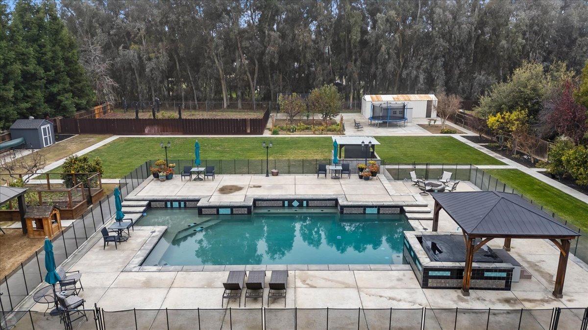 5220 Queen Elizabeth Drive