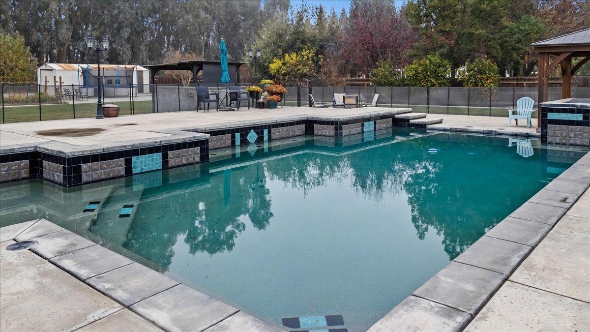 5220 Queen Elizabeth Drive
