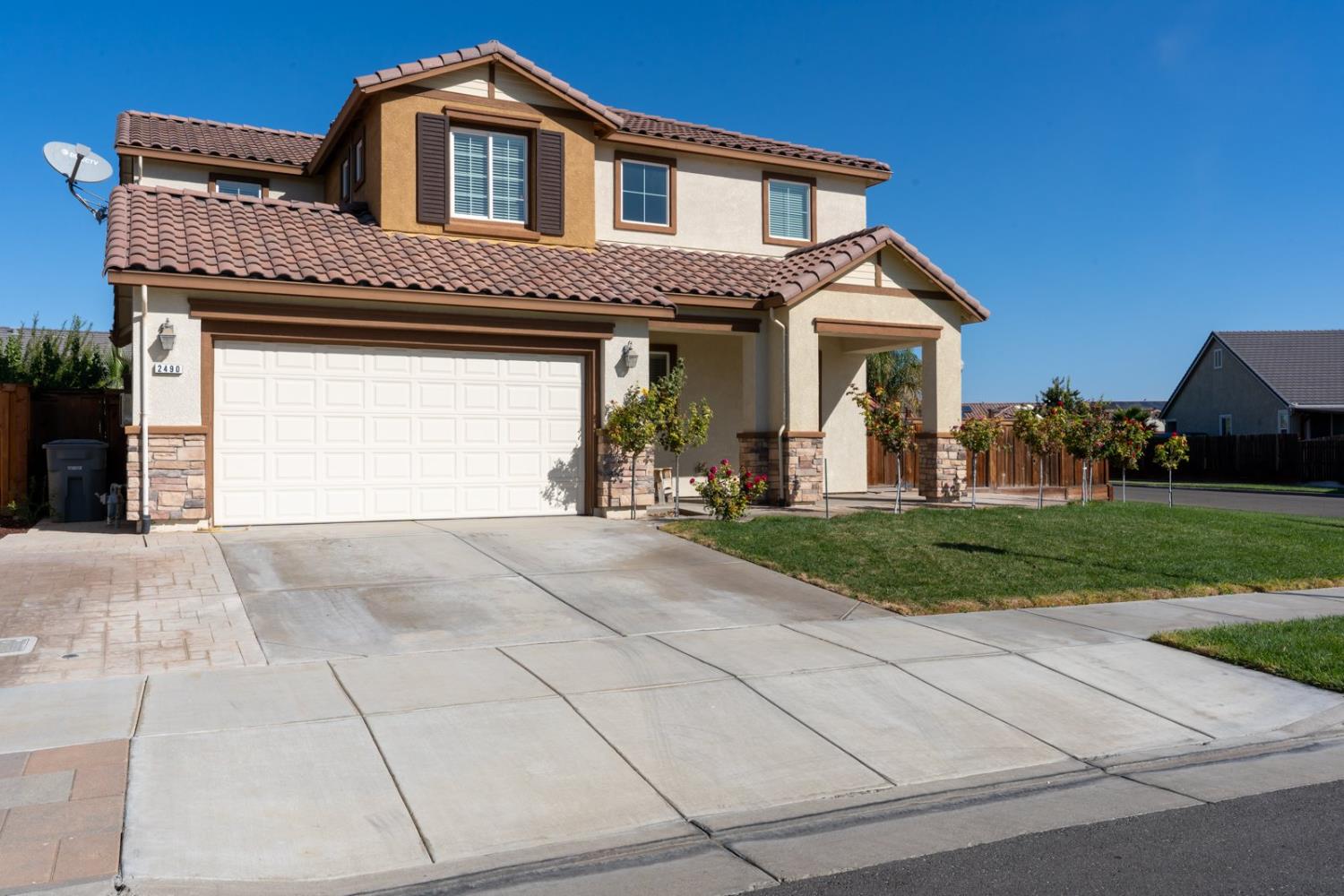 2490 N Fallbrook Drive