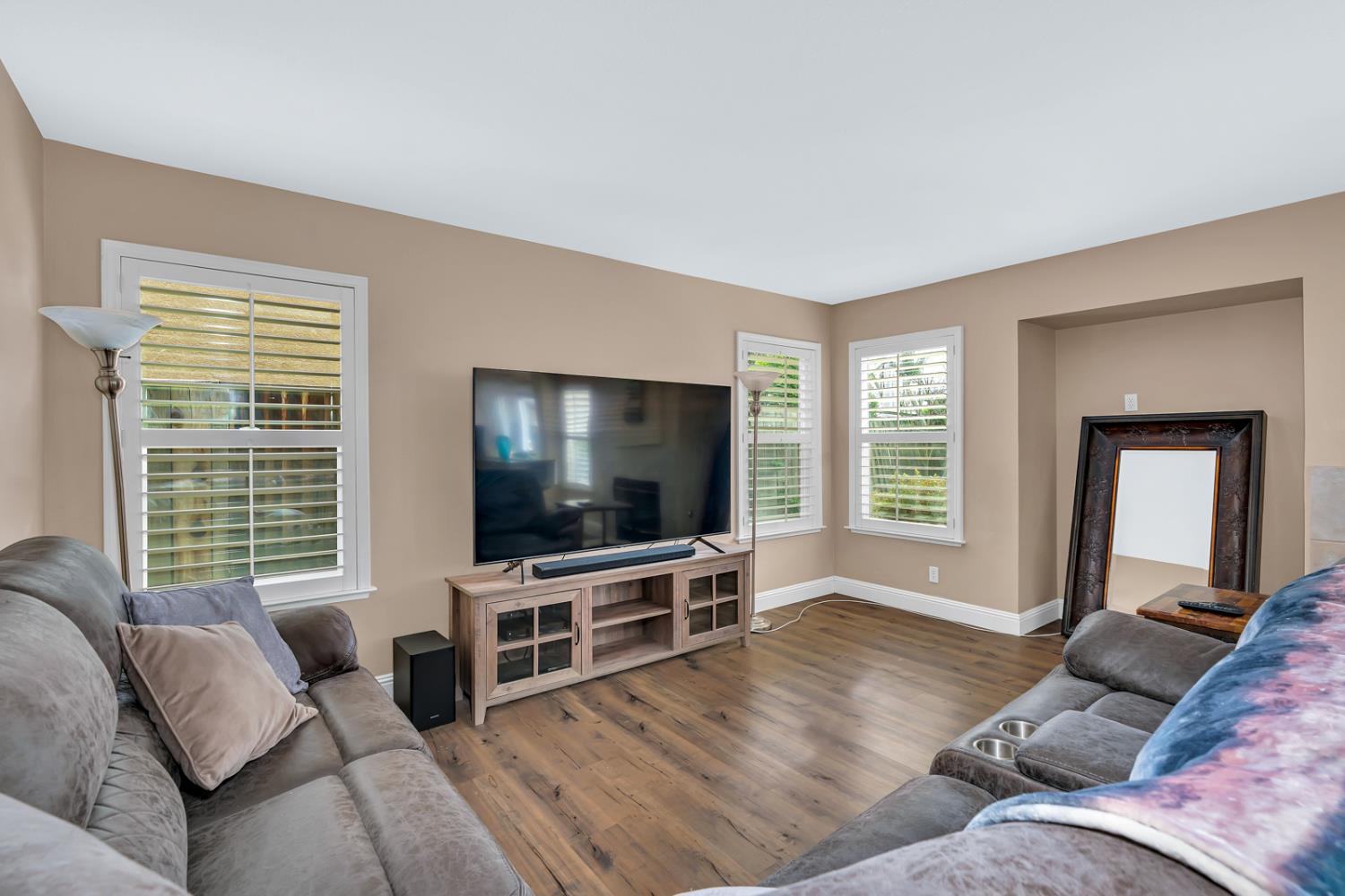 2564 Glenview Drive