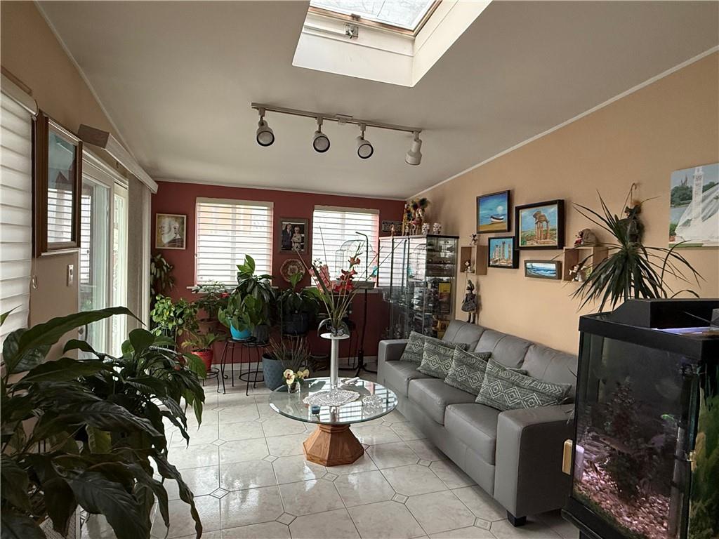 2044 West 8th Street