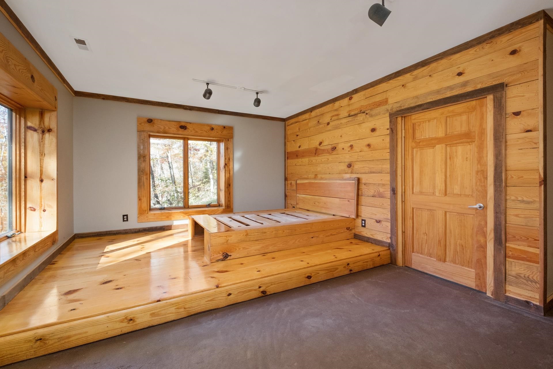 425 BREEZE WAY
