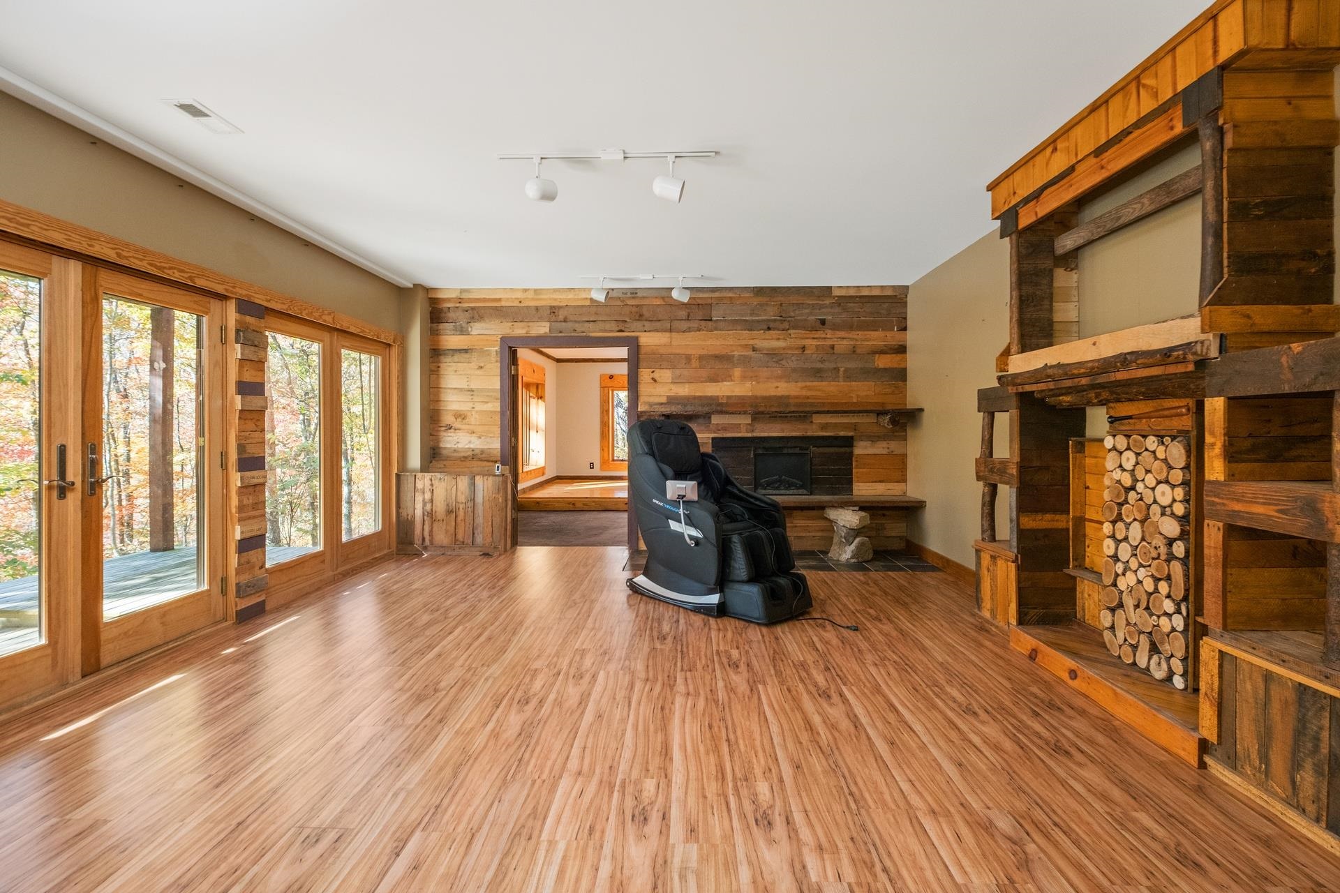 425 BREEZE WAY
