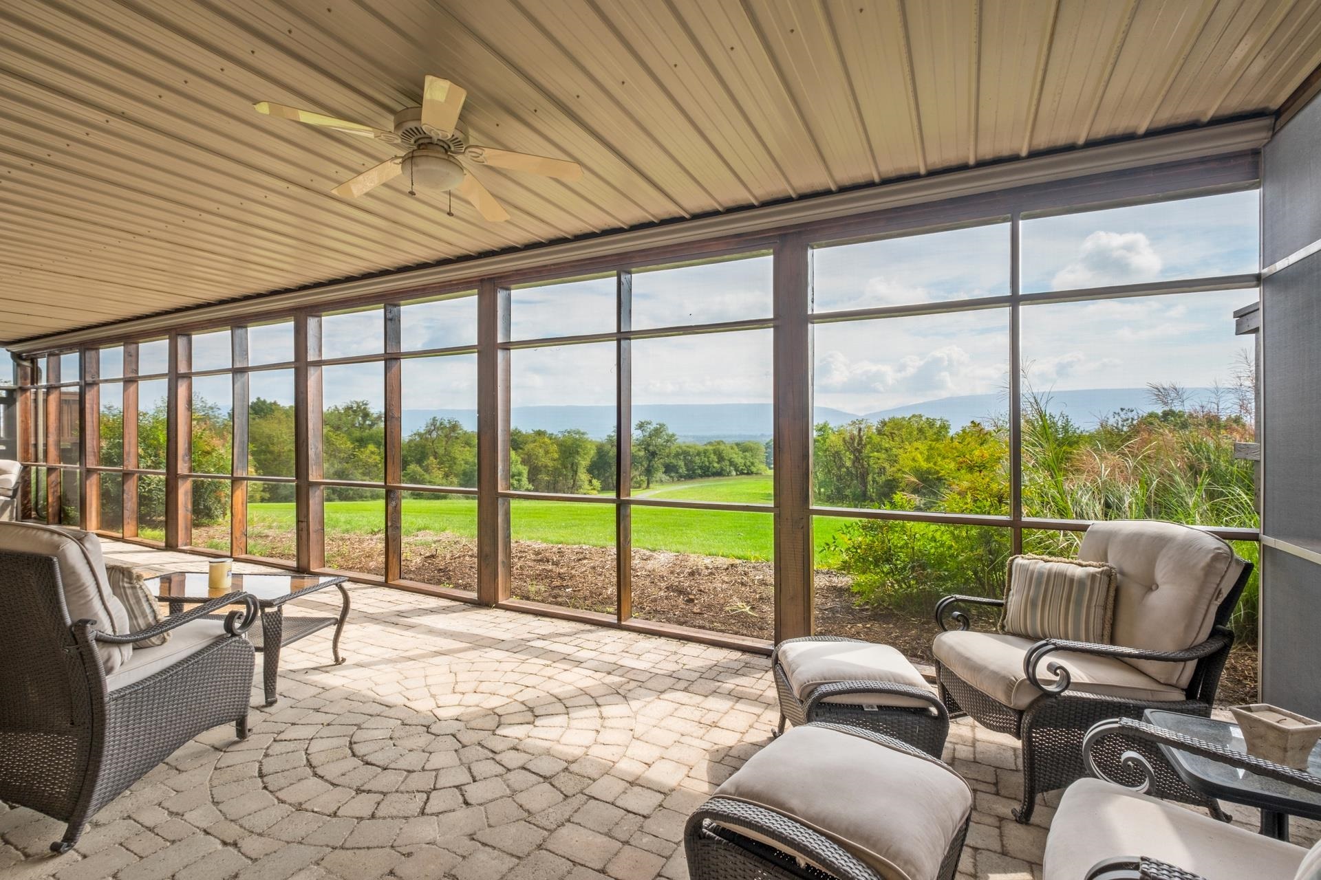 945 NEESE LN