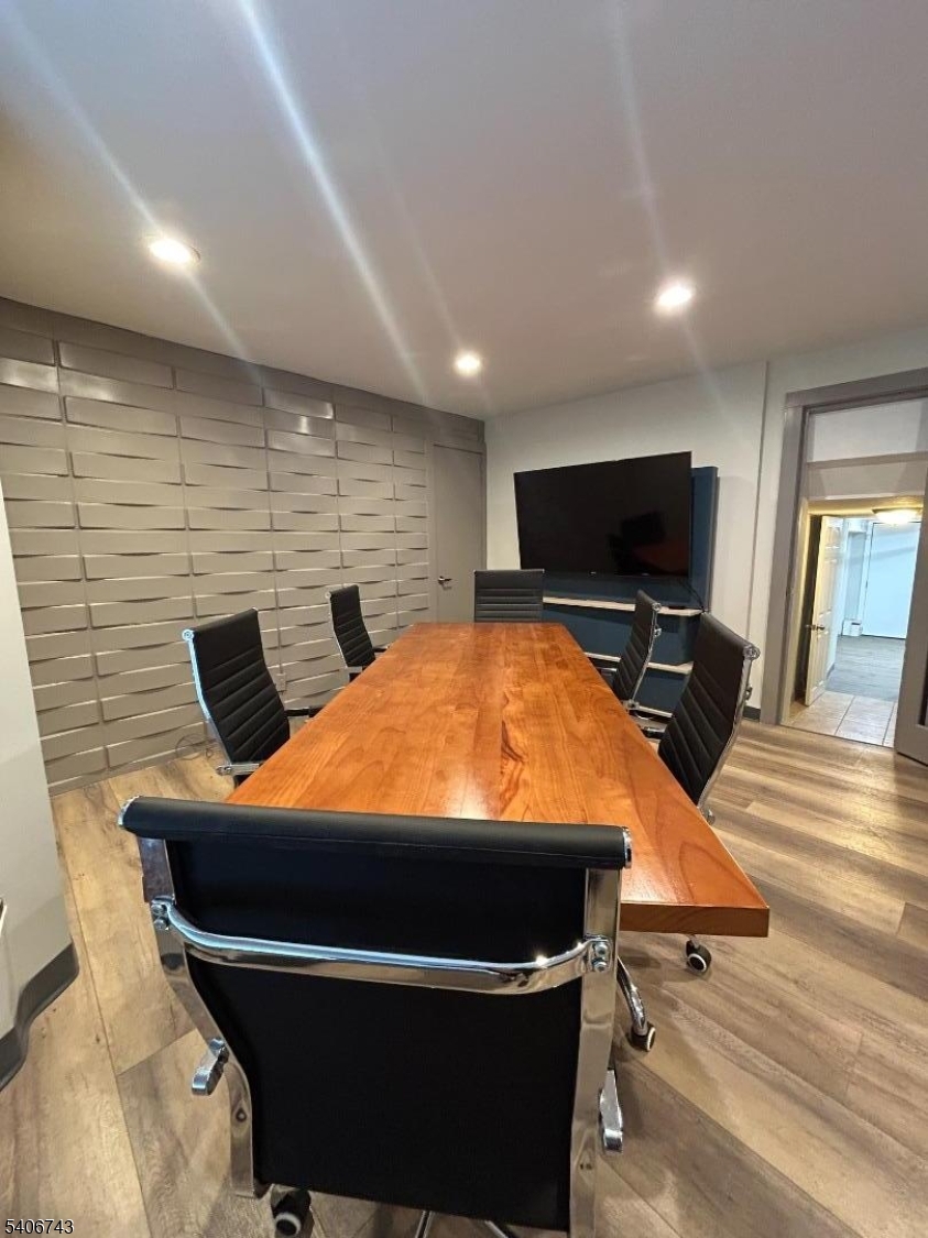 216 W Elizabeth Ave