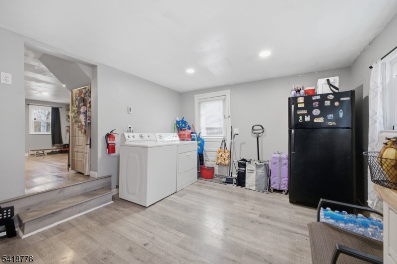 261 W Main St