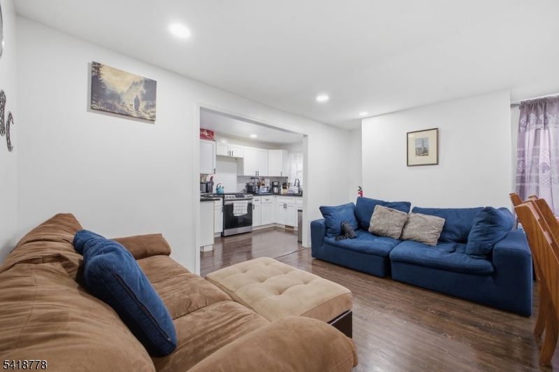 261 W Main St