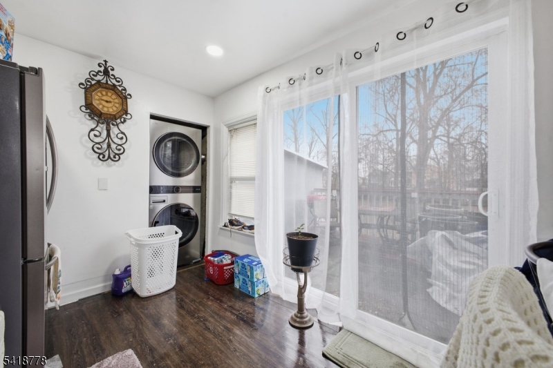 261 W Main St